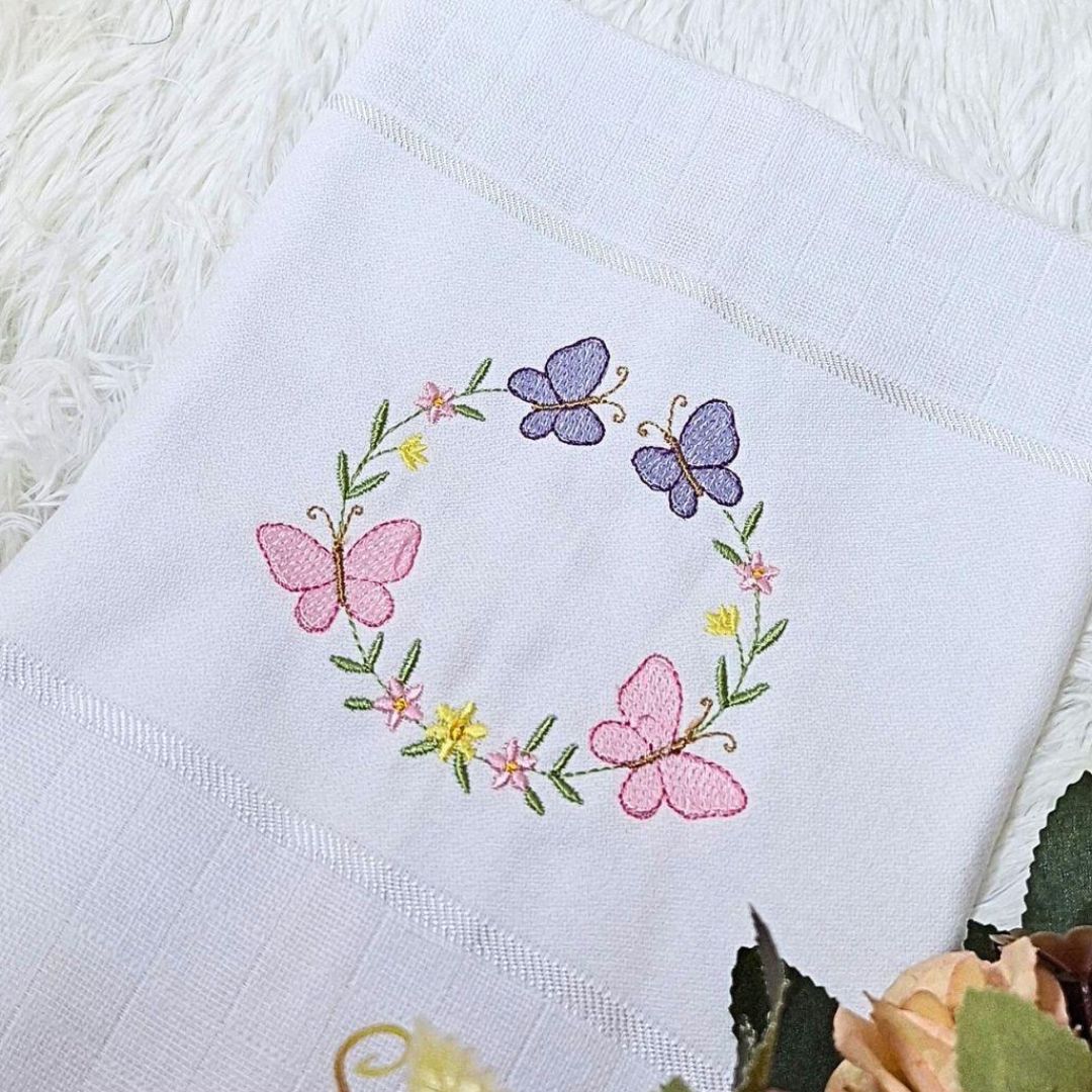Moldura Floral com Borboletas