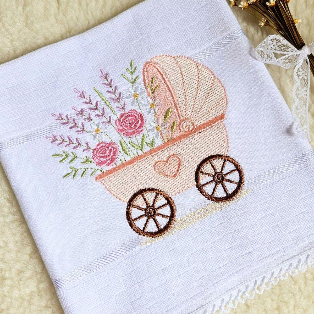Carrinho de Bebê com Flores e Lavanda