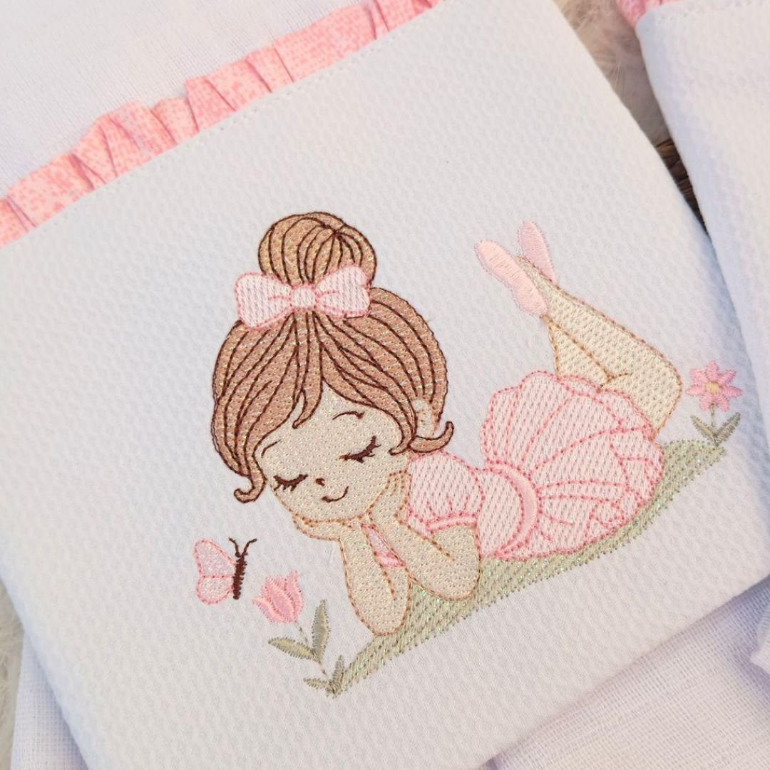 Matriz de Bordado Bailarina deitada entre flores e borboleta